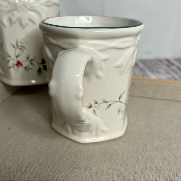 Pfaltzgraff, Set of 2 Winterberry Pattern, Sculpted Mugs, 16 oz, Stoneware - Picture 6 of 16